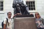 Estátua de John Harvard, o primeiro grande doador para a universidade que leva o seu nome, em Boston, em Massachusetts - Estados Unidos